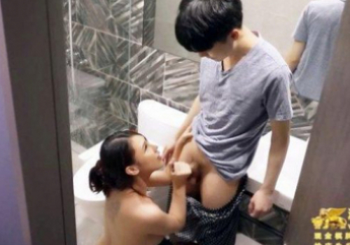 Mẹ lén mơn trớn nó cho con trai được lần cực khoái