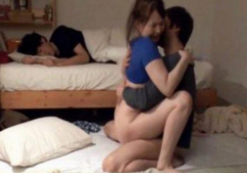 Qua nhà bạn thân ngủ bất ngờ được mẹ cho địt vụng trộm